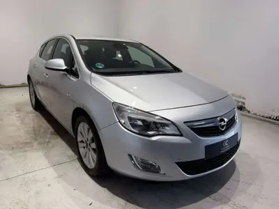 Usado Opel Astra Cosmo 140 CV (102 kW) 2010 Plateado Utilitario