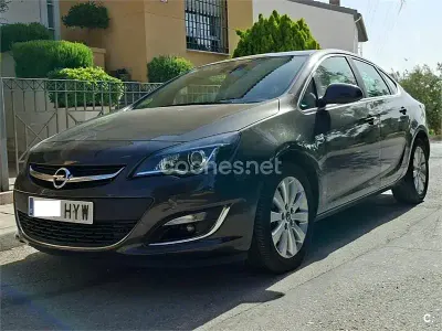 Usado Opel Astra Excellence 130 CV (95 kW) 2014 Gris / plata Berlina