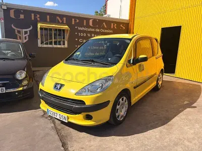 Usado Peugeot 1007 90 CV (66 kW) 2005 Amarillo Monovolumen