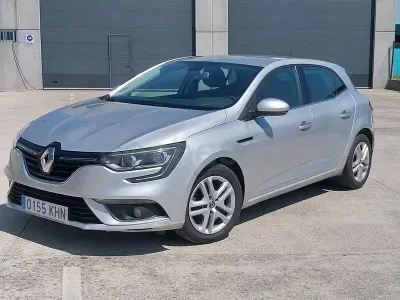 Usado Renault Mégane Business 110 CV (80 kW) 2018 Gris / plata Berlina