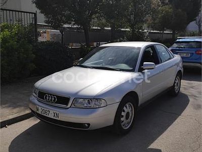 Usado Audi A4 150 CV (110 kW) 1999 Gris / plata Berlina