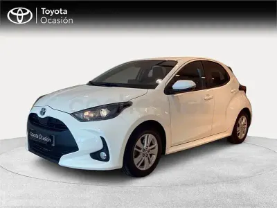 Usado Toyota Yaris Hybrid Active 116 CV (85 kW) 2022 Blanco Berlina