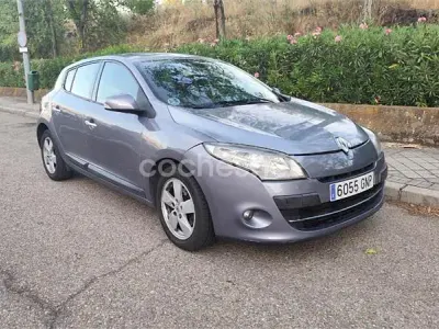 Usado Renault Mégane III Dynamique 105 CV (77 kW) 2009 Gris / plata Berlina