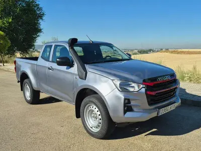 Usado Isuzu D-Max 163 CV (119 kW) 2024 Gris / plata Pickup/Camioneta
