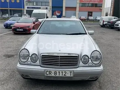 Usado Mercedes E320 Avantgarde 220 CV (161 kW) 1995 Gris / plata Berlina