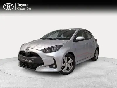 Usado Toyota Yaris Hybrid Active 116 CV (85 kW) 2025 Gris / plata Berlina