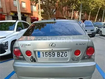 Usado Lexus IS200 155 CV (114 kW) 2002 Gris / plata Berlina