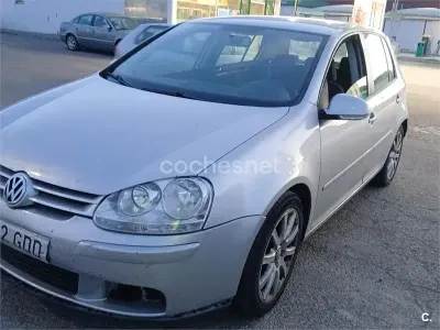 Usado VW Golf V Highline 105 CV (77 kW) 2007 Gris / plata Berlina