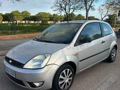 Usado Ford Fiesta Trend 80 CV (58 kW) 2003 Gris / plata Utilitario