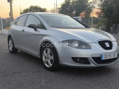 Usado Seat Leon Reference 105 CV (77 kW) 2009 Gris / plata Utilitario