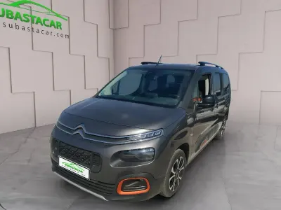 Usado Citroën e-Berlingo Shine 130 CV (95 kW) 2022 Gris metalizado Monovolumen