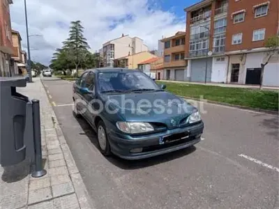 Begagnad Renault Mégane 90 HK (66 kW) 1998 Grön Sedan