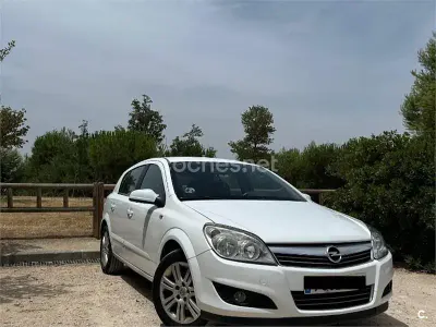 Usado Opel Astra Edition 110 CV (80 kW) 2009 Blanco Berlina