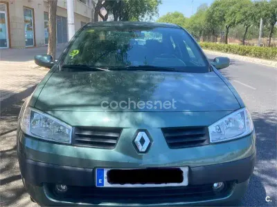 Usado Renault Mégane Authentique 115 CV (84 kW) 2005 Gris / plata Berlina