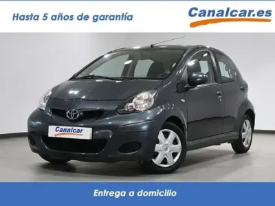 Usado Toyota Aygo 68 CV (50 kW) 2010 Gris Utilitario