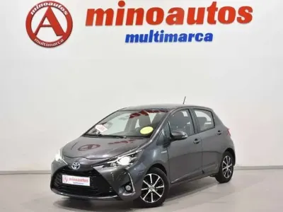 Usado Toyota Yaris Hybrid Active 100 CV (73 kW) 2018 Gris Utilitario