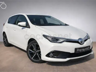 Usado Toyota Auris Hybrid Edition 136 CV (100 kW) 2018 Blanco Berlina