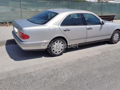 Gris / plata Usado 2000 Mercedes E280 Elegance Berlina | 2500 €