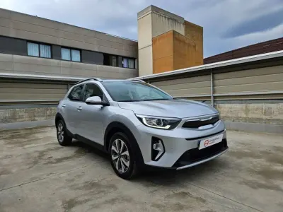 Usado Kia Stonic 101 CV (74 kW) 2025 Plateado SUV