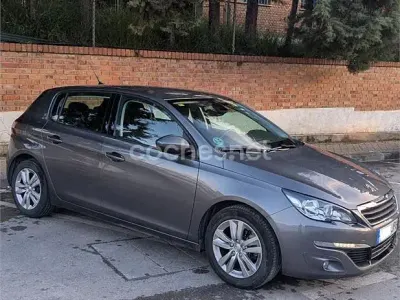 Usado Peugeot 308 Active 100 CV (73 kW) 2016 Gris / plata Berlina