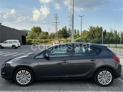 Usado Opel Astra Selective 115 CV (84 kW) 2015 Gris / plata Berlina