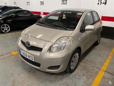 Usado Toyota Yaris Connect Style 101 CV (74 kW) 2011 Beige Utilitario