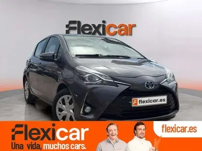 Usado Toyota Yaris Hybrid Active 99 CV (72 kW) 2020 Gris Utilitario