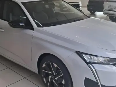 Usado Peugeot 308 Allure 131 CV (96 kW) 2024 Pintura blanca okenite Berlina