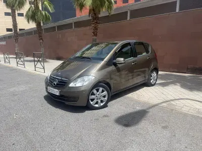 Usado Mercedes A180 Elegance 109 CV (80 kW) 2011 Beige Utilitario