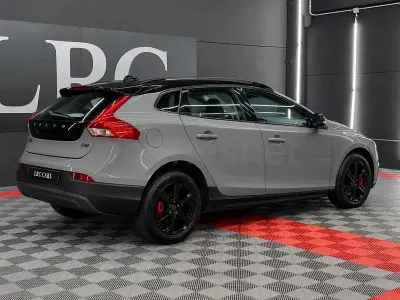 Usado Volvo V40 CC Momentum 120 CV (88 kW) 2016 Gris / plata Familiar