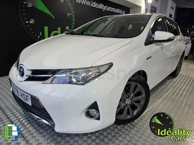Käytetty Toyota Auris Hybrid Active 136 HP (100 kW) 2013 Valkoinen Sedan