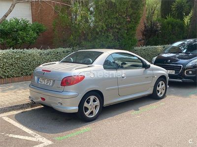 Usado Peugeot 206 CC 110 CV (80 kW) 2004 Gris / plata Descapotable