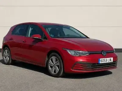 Usado VW Golf VIII Life 110 CV (80 kW) 2022 Rojo Berlina