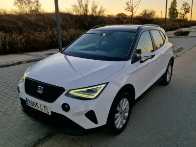 Usado Seat Arona Style Plus 110 CV (80 kW) 2021 Blanco SUV