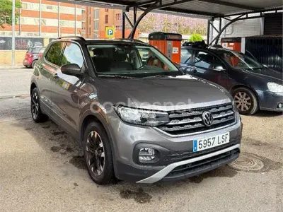 Usado VW T-Cross Advance 110 CV (80 kW) 2021 Gris / plata SUV