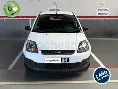 Usado Ford Fiesta Ambiente 70 CV (51 kW) 2007 Blanco Utilitario
