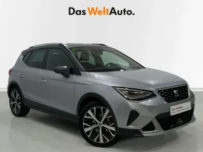 Usado Seat Arona Xperience 110 CV (80 kW) 2022 Gris plata SUV