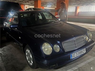 Usado Mercedes E200 Elegance 163 CV (119 kW) 2000 Azul Familiar
