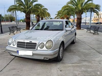 Gris / plata Usado 1998 Mercedes E320 Elegance Berlina | 6000 €