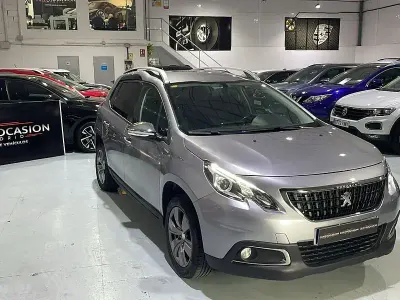 Usado Peugeot 2008 Style 100 CV (73 kW) 2018 Gris / plata SUV