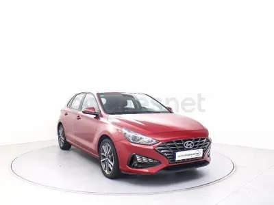 Usado Hyundai i30 110 CV (80 kW) 2022 Rojo Berlina