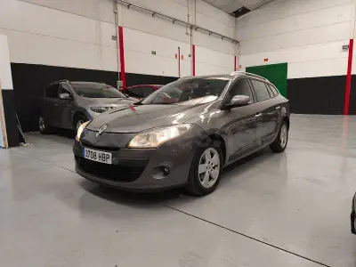 Usado Renault Mégane GrandTour Dynamique 110 CV (80 kW) 2011 Gris / plata Familiar