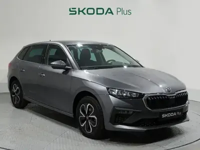 Usado Skoda Scala Selection 116 CV (85 kW) 2025 Gris Utilitario