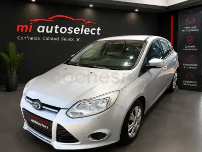 Usado Ford Focus Trend 109 CV (80 kW) 2011 Gris / plata Berlina