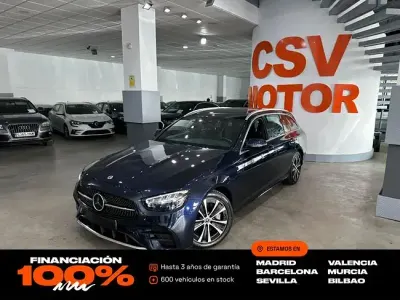 Usado Mercedes E300 AMG line 306 CV (225 kW) 2023 Azul Familiar