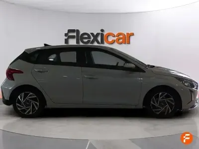 Usado Hyundai i20 100 CV (73 kW) 2024 Gris Utilitario