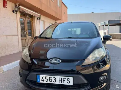 Usado Ford Fiesta Trend 68 CV (50 kW) 2011 Negro Berlina