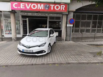 Usado Toyota Auris Hybrid Business Edition 136 CV (100 kW) 2019 Blanco Berlina