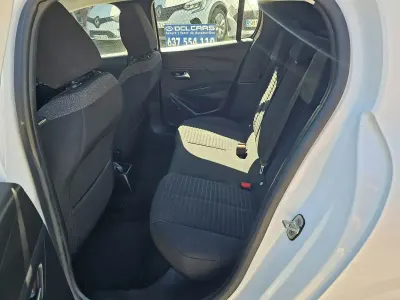 Usado Peugeot 208 Active 100 CV (73 kW) 2022 Blanco Utilitario