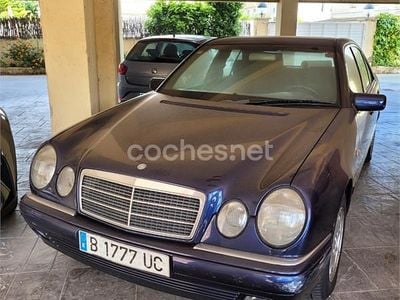 Usado Mercedes E200 Elegance 136 CV (100 kW) 1998 Azul Berlina